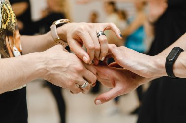 Kharkiv, Ukrayna 21.02.21 Erkek ve kadın sınıfta tutkuyla salsa yapıyor.