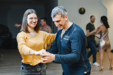 Kharkiv, Ukrayna 21.02.21 Erkek ve kadın partide tutkuyla dans ediyorlar.