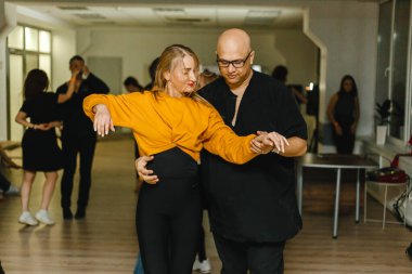 Kharkiv, Ukrayna 21.02.21 Erkek ve kadın partide tutkuyla dans ediyorlar.