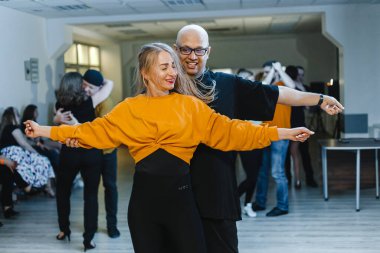 Kharkiv, Ukrayna 21.02.21 Erkek ve kadın partide tutkuyla salsa yapıyorlar.