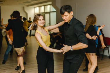 Kharkiv, Ukrayna 21.02.21 Erkek ve kadın partide tutkuyla dans ediyorlar.