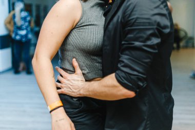 Kharkiv, Ukrayna 21.02.21 Erkek ve kadın partide tutkuyla dans ediyorlar.