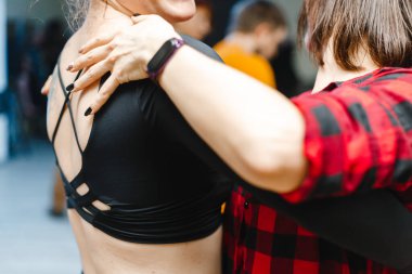 Kharkiv, Ukrayna 21.02.21 Erkek ve kadın partide tutkuyla salsa yapıyorlar.