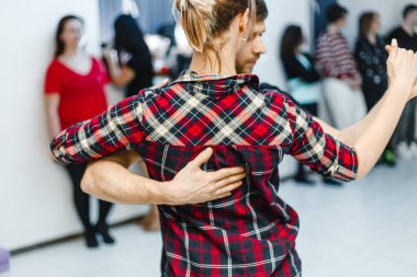 Kharkiv, Ukrayna 21.02.21 Erkek ve kadın partide tutkuyla salsa yapıyorlar.