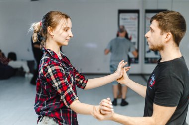 Kharkiv, Ukrayna 21.02.21 Erkek ve kadın partide tutkuyla salsa yapıyorlar.