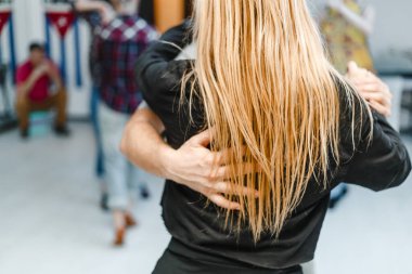 Kharkiv, Ukrayna 21.02.21 Erkek ve kadın partide tutkuyla salsa yapıyorlar.