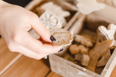 Kadın elleri çömlek atölyesindeki bir derste kilden güzel tabaklar yontuyor.