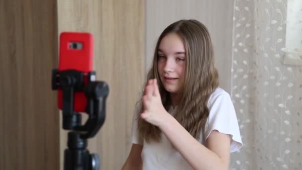 티셔츠를 블로거 소녀는 가입자들 의사소통을 집에서 실시간으로 방송되며 스마트폰 화면을 — 비디오