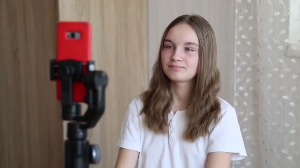 Menina Blogueiro Shirt Branca Comunica Com Assinantes Transmitido Vivo Casa — Vídeo de Stock