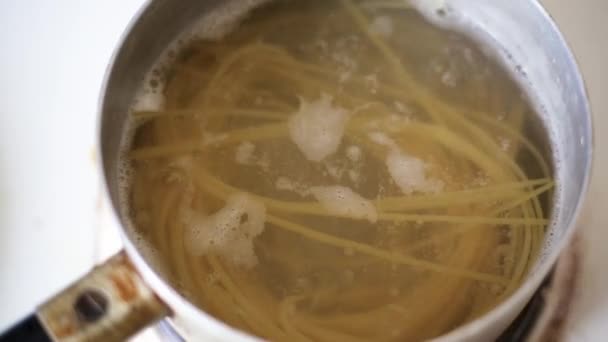 Los Espaguetis Largos Hierven Una Olla Hierro Agua Hierve Primer — Vídeos de Stock