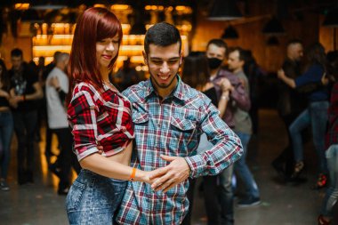 Kharkiv, Ukrayna 08.04.21 Erkek ve kadın partide tutkuyla kizomba yapıyorlar.