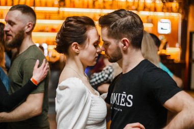 Kharkiv, Ukrayna 08.04.21 Erkek ve kadın partide tutkuyla kizomba yapıyorlar.