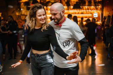 Kharkiv, Ukrayna 08.04.21 Erkek ve kadın partide tutkuyla kizomba yapıyorlar.