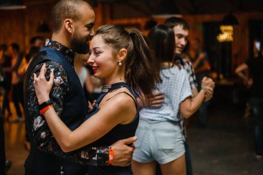 Kharkiv, Ukrayna 08.04.21 Erkek ve kadın partide tutkuyla kizomba yapıyorlar.