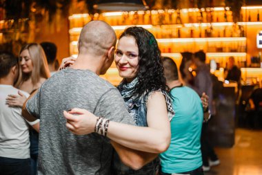 Kharkiv, Ukrayna 08.04.21 Erkek ve kadın partide tutkuyla kizomba yapıyorlar.