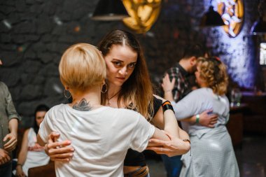 Kharkiv, Ukrayna 08.04.21 Erkek ve kadın partide tutkuyla kizomba yapıyorlar.