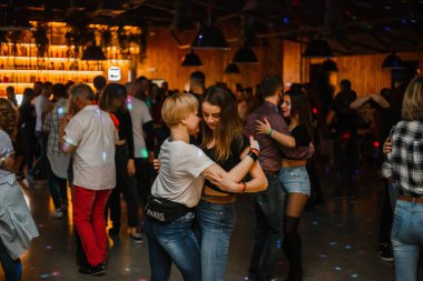 Kharkiv, Ukrayna 08.04.21 Erkek ve kadın partide tutkuyla kizomba yapıyorlar.