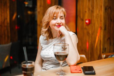 Kharkiv, Ukrayna 08.04.21 Erkek ve kadın partide tutkuyla kizomba yapıyorlar.