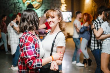Kharkiv, Ukrayna 08.04.21 Erkek ve kadın partide tutkuyla kizomba yapıyorlar.