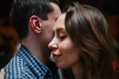 Kharkiv, Ukrayna 08.04.21 Erkek ve kadın partide tutkuyla kizomba yapıyorlar.