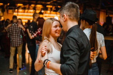 Kharkiv, Ukrayna 08.04.21 Erkek ve kadın partide tutkuyla kizomba yapıyorlar.