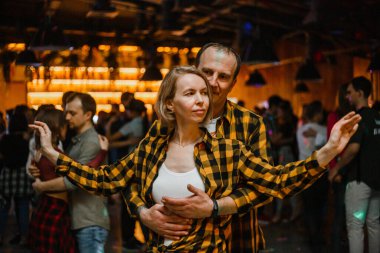 Kharkiv, Ukrayna 08.04.21 Erkek ve kadın partide tutkuyla kizomba yapıyorlar.