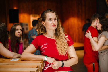 Kharkiv, Ukrayna 08.04.21 Erkek ve kadın partide tutkuyla kizomba yapıyorlar.