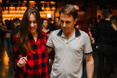 Kharkiv, Ukrayna 08.04.21 Erkek ve kadın partide tutkuyla kizomba yapıyorlar.