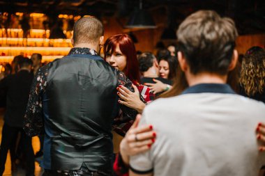 Kharkiv, Ukrayna 08.04.21 Erkek ve kadın partide tutkuyla kizomba yapıyorlar.