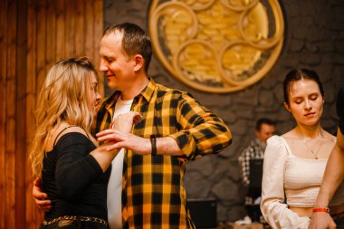 Kharkiv, Ukrayna 08.04.21 Erkek ve kadın partide tutkuyla kizomba yapıyorlar.