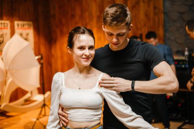 Kharkiv, Ukrayna 08.04.21 Erkek ve kadın partide tutkuyla kizomba yapıyorlar.