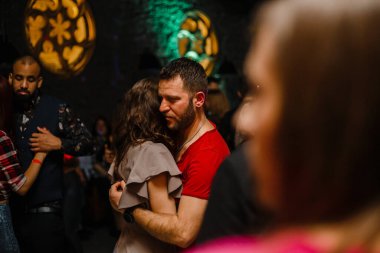 Kharkiv, Ukrayna 08.04.21 Erkek ve kadın partide tutkuyla kizomba yapıyorlar.
