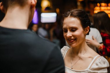 Kharkiv, Ukrayna 08.04.21 Erkek ve kadın partide tutkuyla kizomba yapıyorlar.