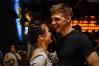 Kharkiv, Ukrayna 08.04.21 Erkek ve kadın partide tutkuyla kizomba yapıyorlar.