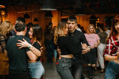 Kharkiv, Ukrayna 08.04.21 Erkek ve kadın partide tutkuyla kizomba yapıyorlar.