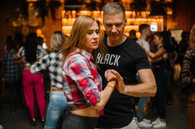 Kharkiv, Ukrayna 08.04.21 Erkek ve kadın partide tutkuyla kizomba yapıyorlar.