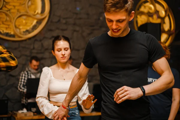 Kharkiv, Ukrayna 08.04.21 Erkek ve kadın partide tutkuyla kizomba yapıyorlar.