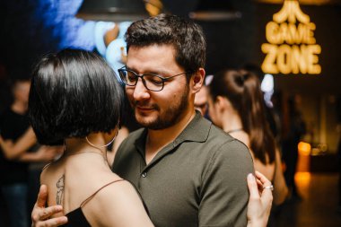 Kharkiv, Ukrayna 08.04.21 Erkek ve kadın partide tutkuyla kizomba yapıyorlar.