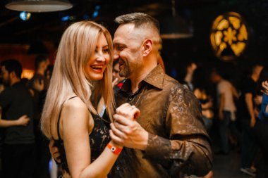 Kharkiv, Ukrayna 08.04.21 Erkek ve kadın partide tutkuyla kizomba yapıyorlar.
