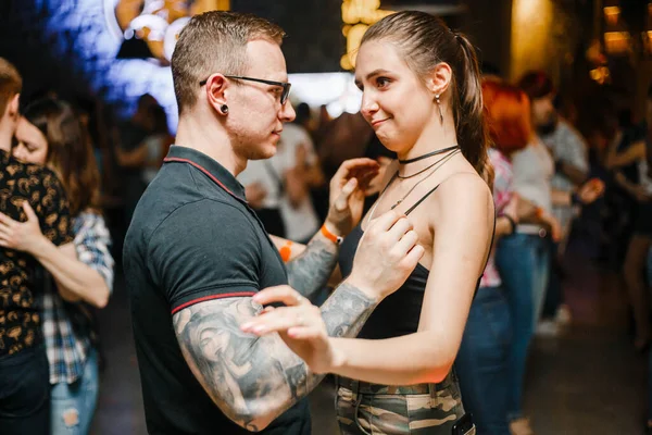 Kharkiv Ucrânia Homem Mulher Estão Dançando Apaixonadamente Kizomba Festa — Fotografia de Stock