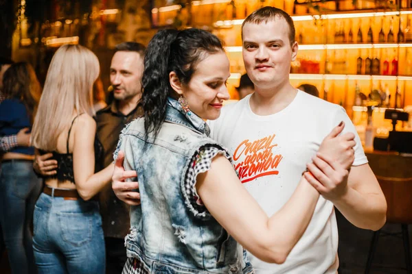 Kharkiv Ucrânia Homem Mulher Estão Dançando Apaixonadamente Kizomba Festa — Fotografia de Stock