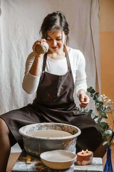 Potterova Dívka Vytesává Hrnek Hlíny Hrnčířském Kole Pottery Workshop Odpoledne — Stock fotografie