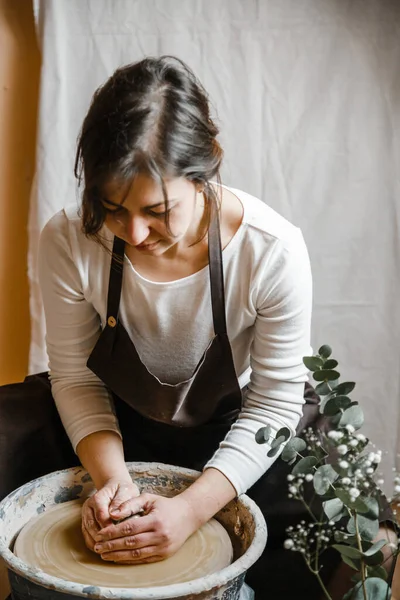 Potterova Dívka Vytesává Hrnek Hlíny Hrnčířském Kole Pottery Workshop Odpoledne — Stock fotografie