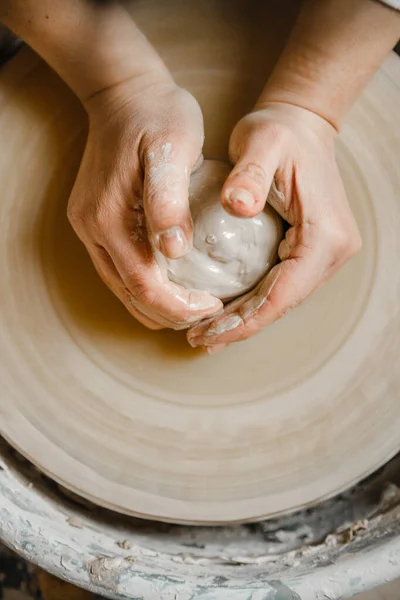 Potter Girl Sculpte Tasse Argile Sur Roue Potier Atelier Poterie — Photo