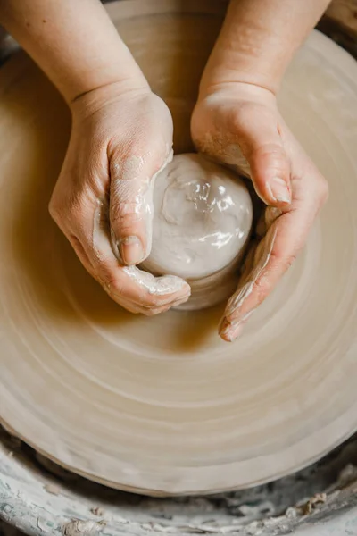 Potter Ragazza Scolpisce Tazza Argilla Sulla Ruota Del Vasaio Laboratorio — Foto Stock