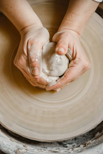 Potter Girl Sculpte Tasse Argile Sur Roue Potier Atelier Poterie — Photo