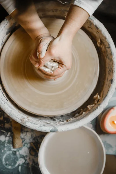 Potterova Dívka Vytesává Hrnek Hlíny Hrnčířském Kole Pottery Workshop Odpoledne — Stock fotografie