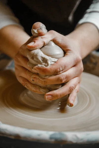 Potter Ragazza Scolpisce Tazza Argilla Sulla Ruota Del Vasaio Laboratorio — Foto Stock