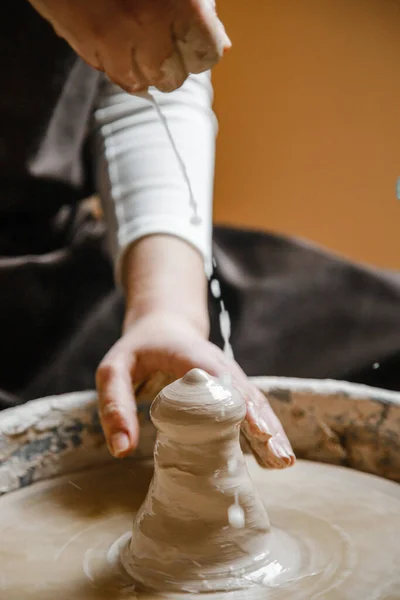 Potter Ragazza Scolpisce Tazza Argilla Sulla Ruota Del Vasaio Laboratorio — Foto Stock