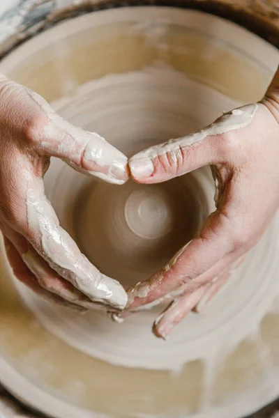 Potter Ragazza Scolpisce Tazza Argilla Sulla Ruota Del Vasaio Laboratorio — Foto Stock